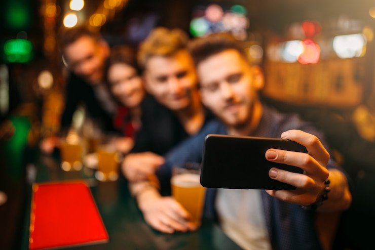 Antarmuka aplikasi mobile mango4d menampilkan menu pertandingan Liga 1 dan permainan slot populer